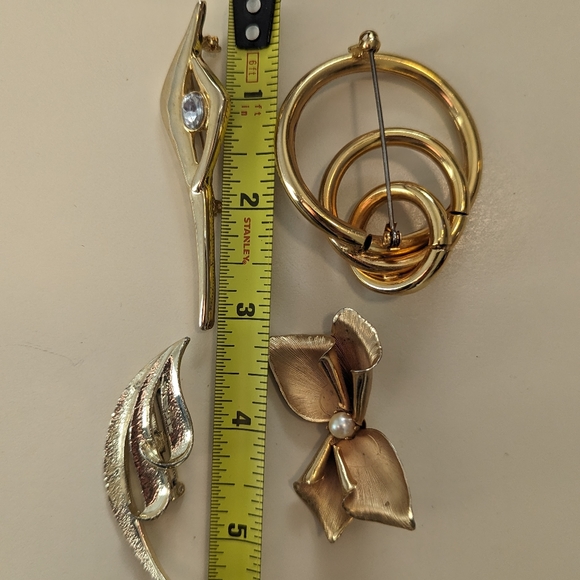 Lot of Four Vintage Gold Toned Brooches - One is signed Gerry's - Picture 7 of 8
